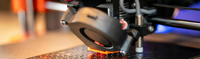 Yaz Aylarında 3D Yazıcınızı Korumak İçin İpuçları, Havalar ısınmaya başladı ve biliyoruz ki bu mevsimde baskı almayı ayrı seviyorsunuz. Havalar ısındıkça 3D yazıcınızın sorunsuz çalışmaya devam etmesi için bazı önlemler almak önemlidir. 